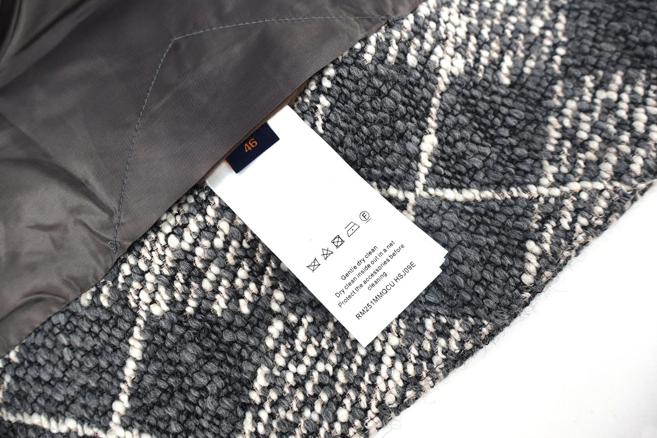 🅿️1500 1v 25SS rhombus collarless small fragrant style jacket. The original version was purchased and developed for 45,000. It is made of 80% wool blended 20% nylon batch woven rhombus pattern gray fabric. This collarless jacket is a new chapter in Louis Vuitton tailoring. Bouquet jacquard reconstructs the traditional Damier pattern, giving it a visual effect like an Argyle pattern. Pearlescent buttons and Marque L.Vuitton Déposée logo embroidery. The interior is made of custom-woven gray checkerboard cupro fiber lining, which is comfortable, skin-friendly and breathable. Size:46-48-50-52